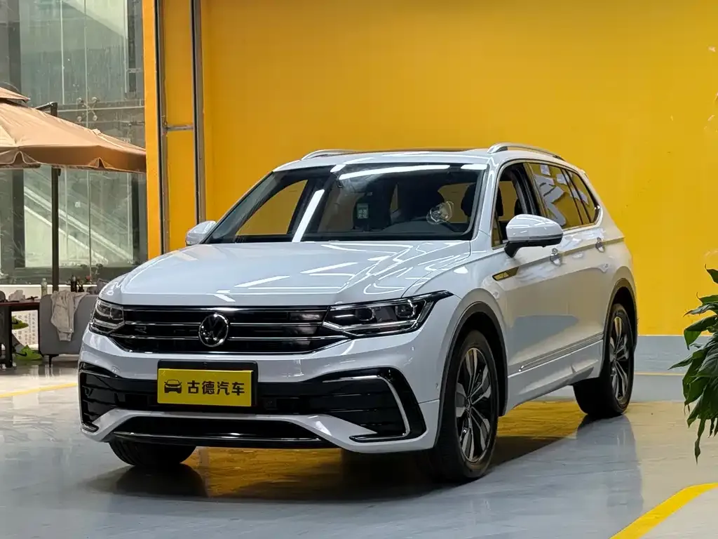 Volkswagen Tiguan L — фото 1