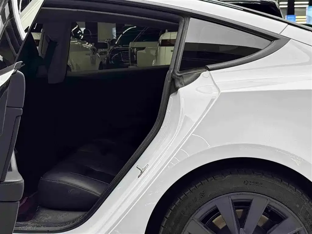 Tesla Model 3 — фото 10