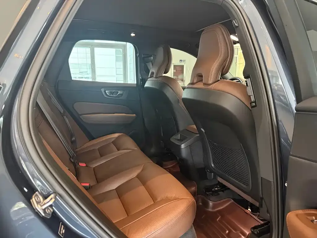 Volvo XC60 — фото 10