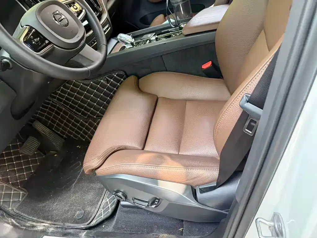 Volvo XC60 — фото 2