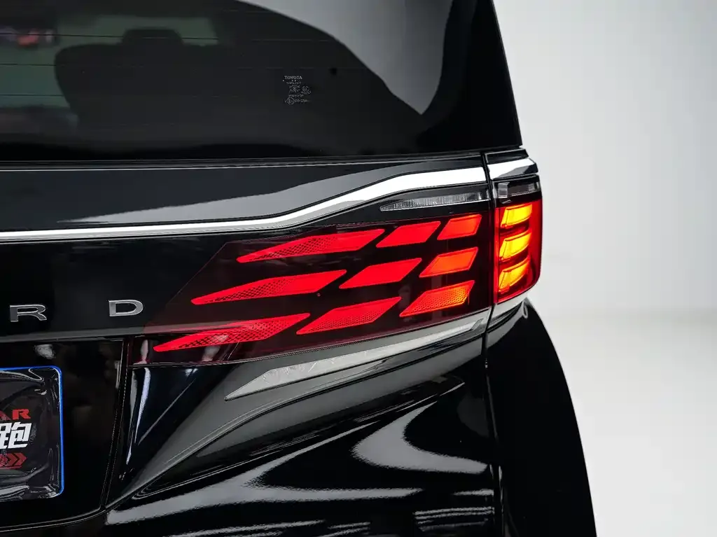 Toyota Alphard — фото 8