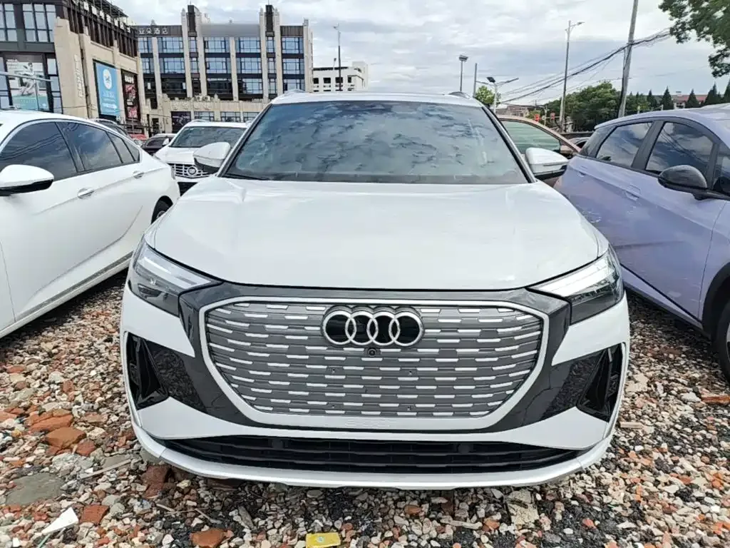 Audi Q4 e-tron — фото 2