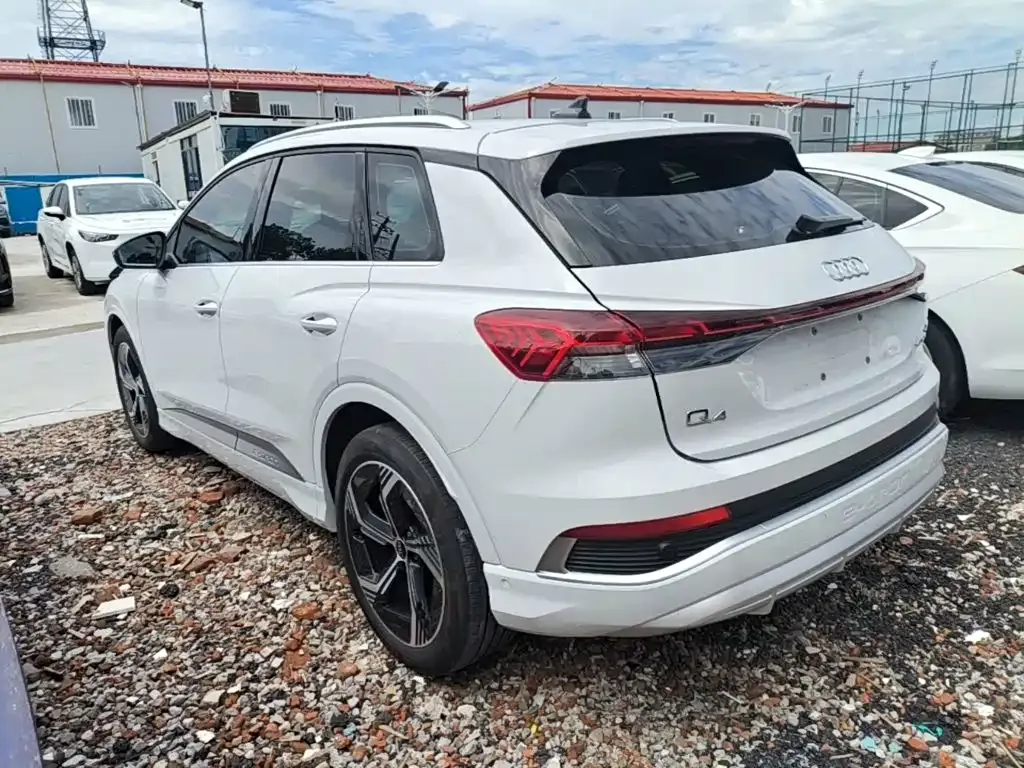 Audi Q4 e-tron — фото 7