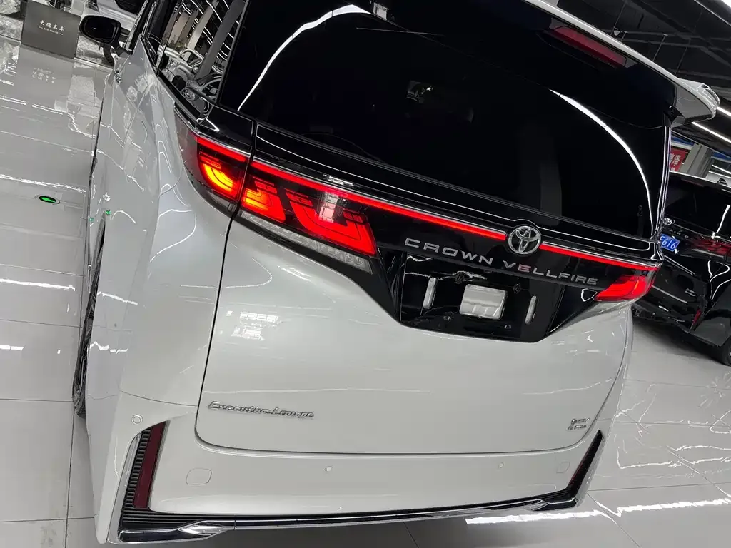 Toyota Vellfire — фото 2