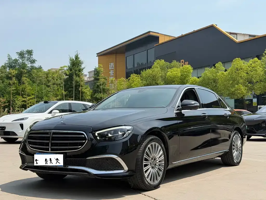 Mercedes-Benz E-Class — фото 1
