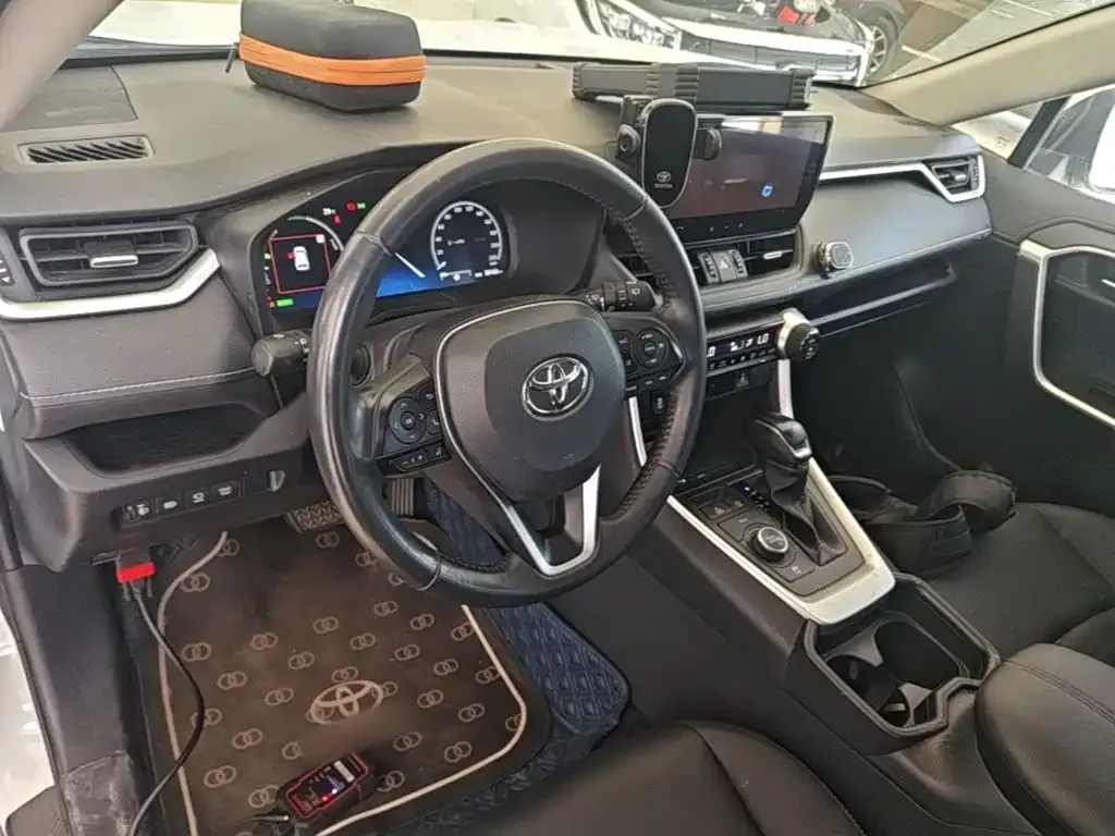 Toyota RAV4 — фото 7
