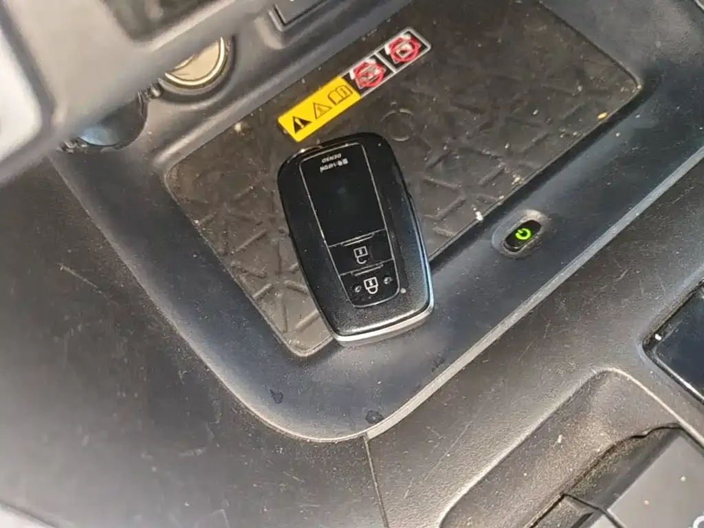 Toyota RAV4 — фото 4