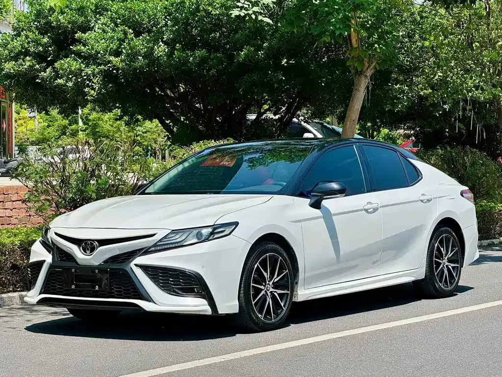 Toyota Camry — фото 1
