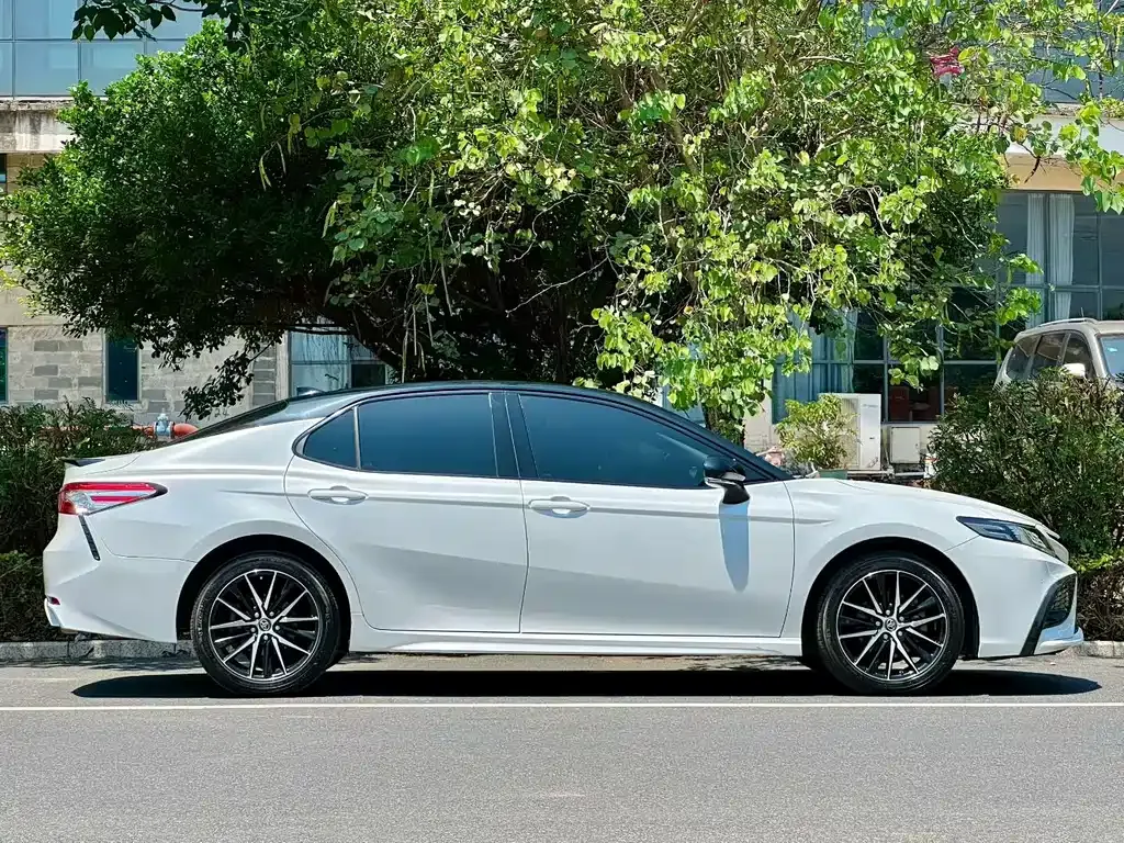 Toyota Camry — фото 8