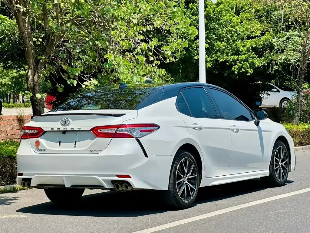 Toyota Camry — фото 9
