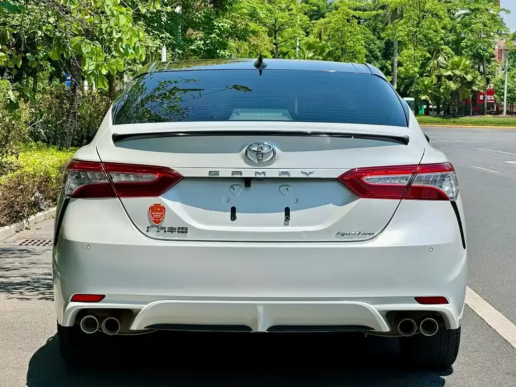 Toyota Camry — фото 5