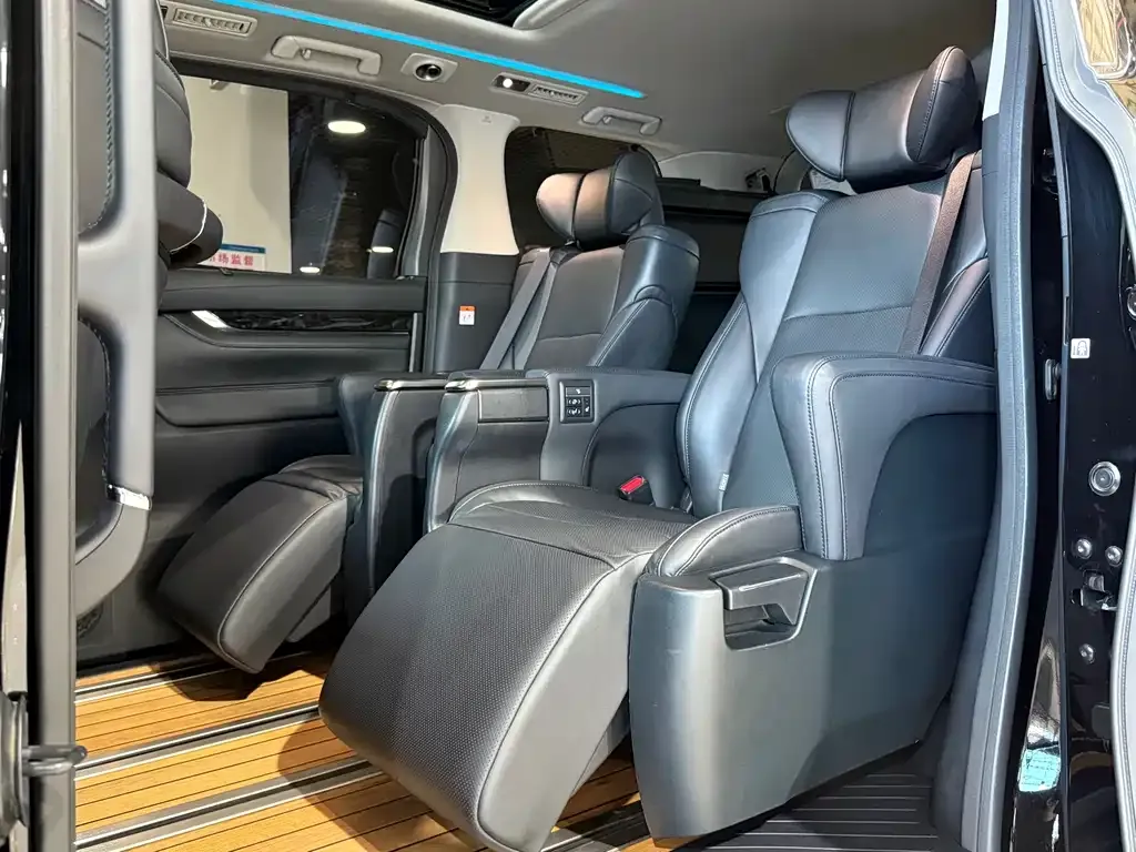 Toyota Vellfire — фото 3