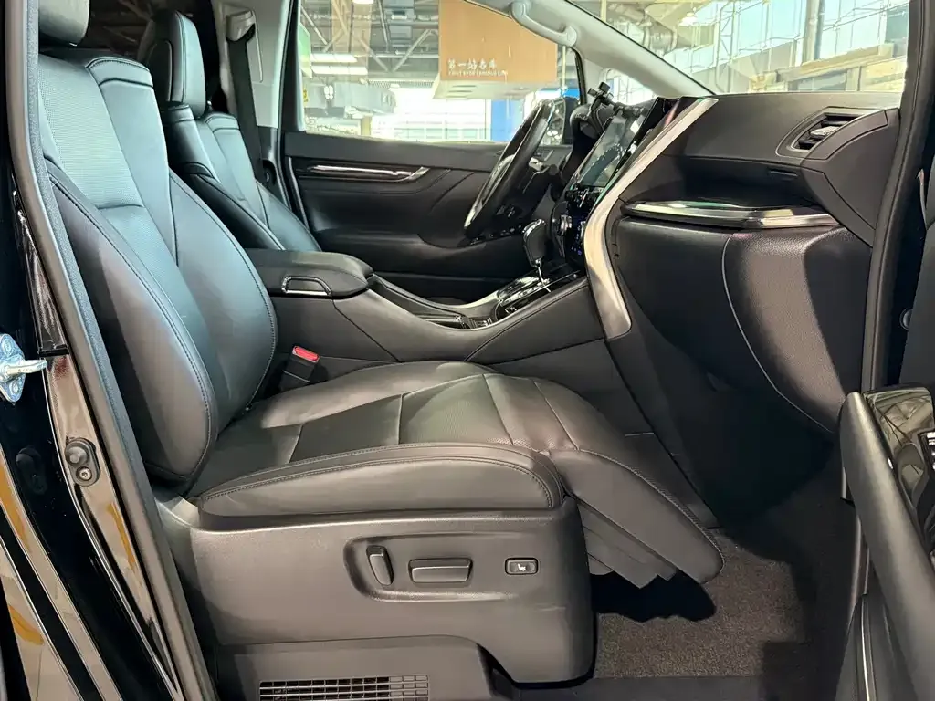 Toyota Vellfire — фото 2
