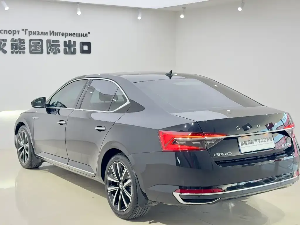 Skoda Superb — фото 8