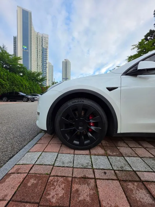 Tesla Model Y — фото 10
