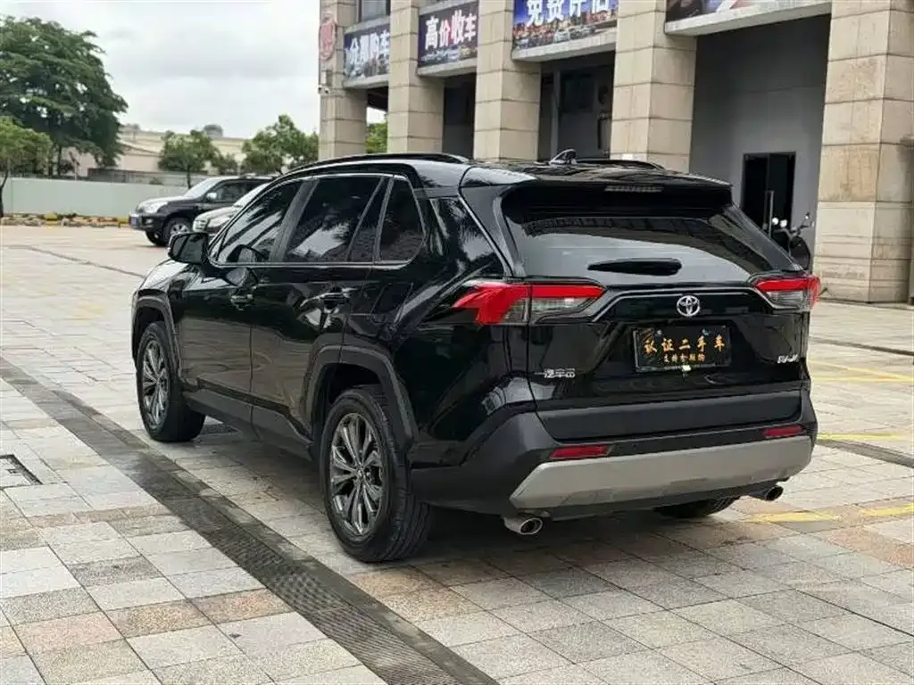 Toyota RAV4 — фото 7