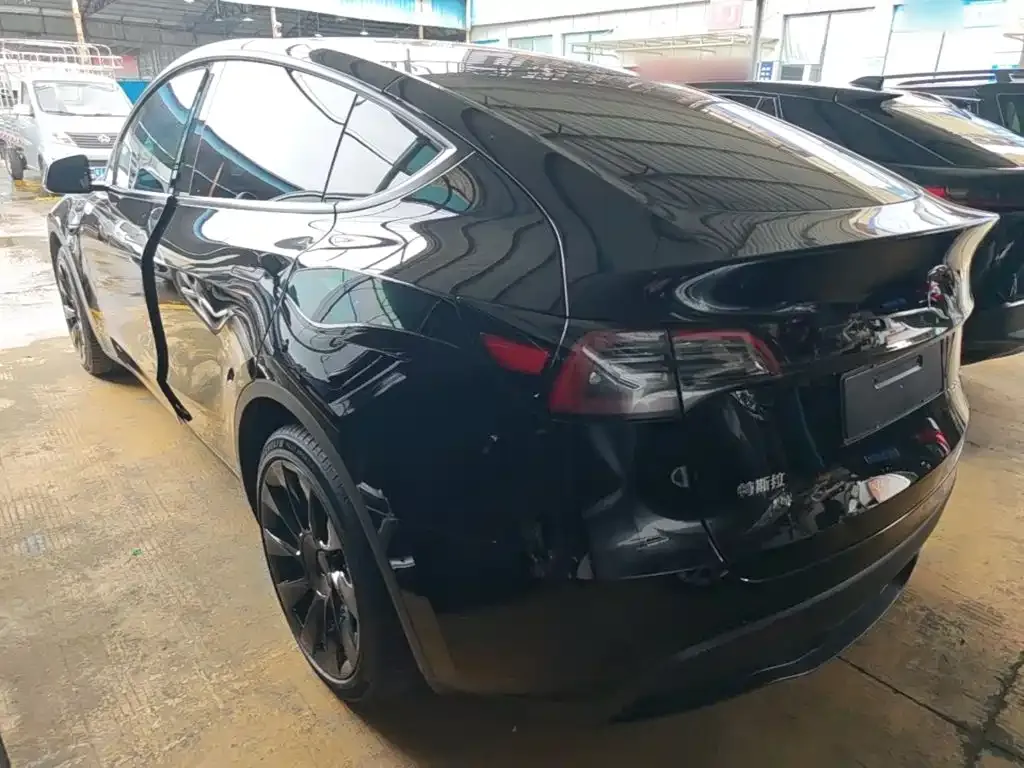 Tesla Model Y — фото 6