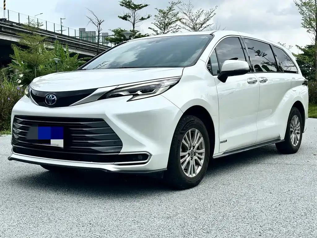 Toyota Sienna — фото 1