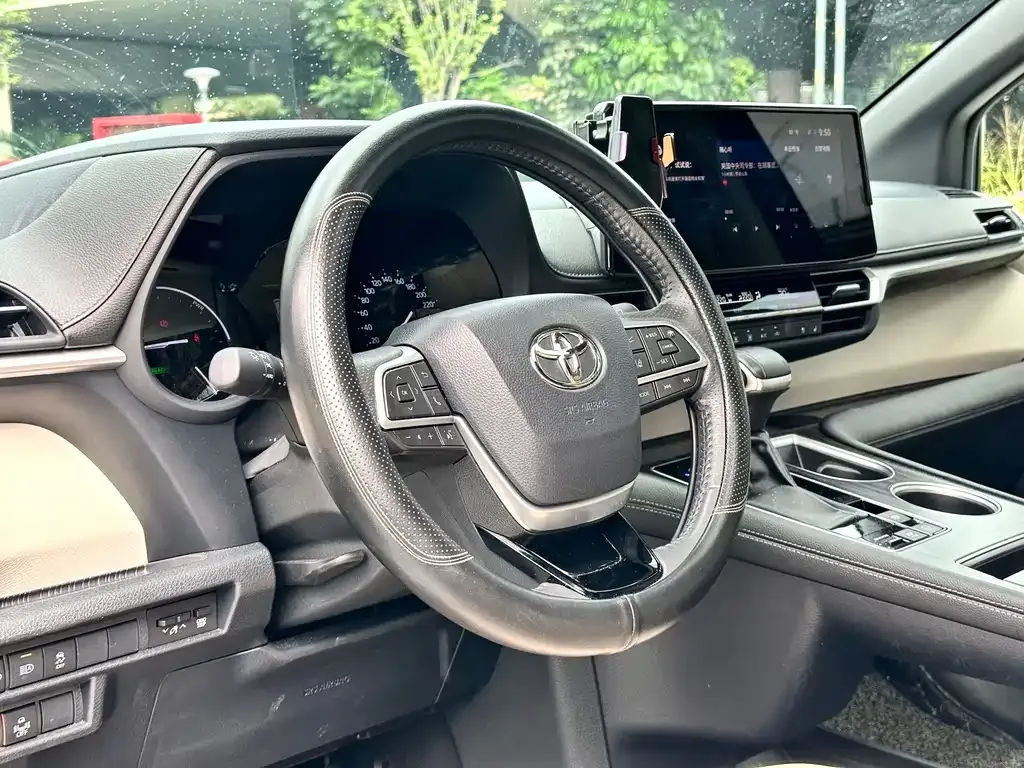 Toyota Sienna — фото 5
