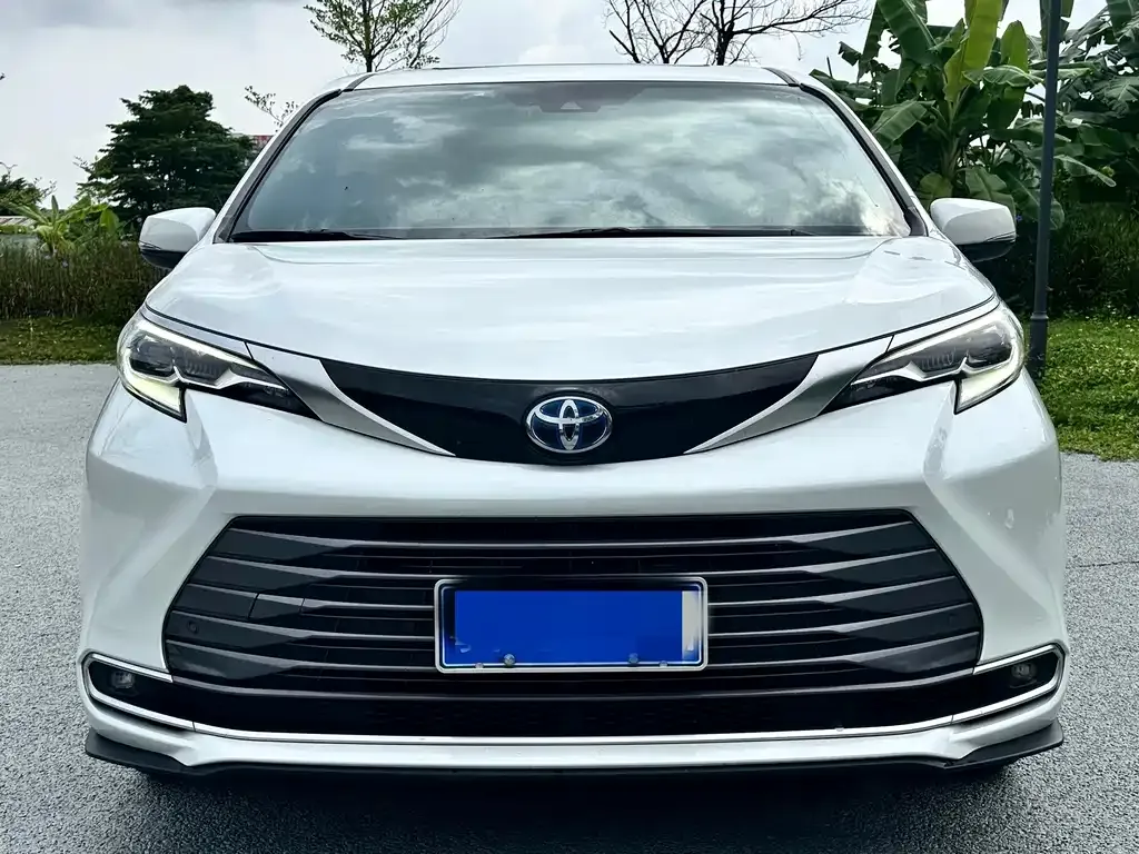 Toyota Sienna — фото 3