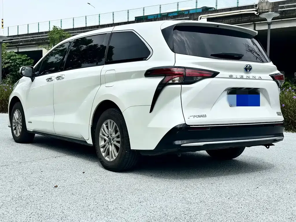 Toyota Sienna — фото 7