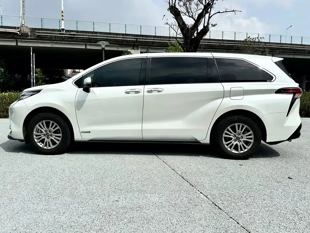 Toyota Sienna — фото 10