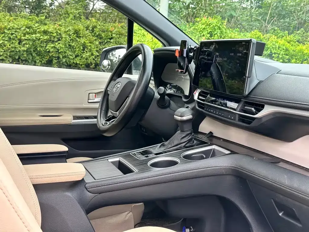 Toyota Sienna — фото 2