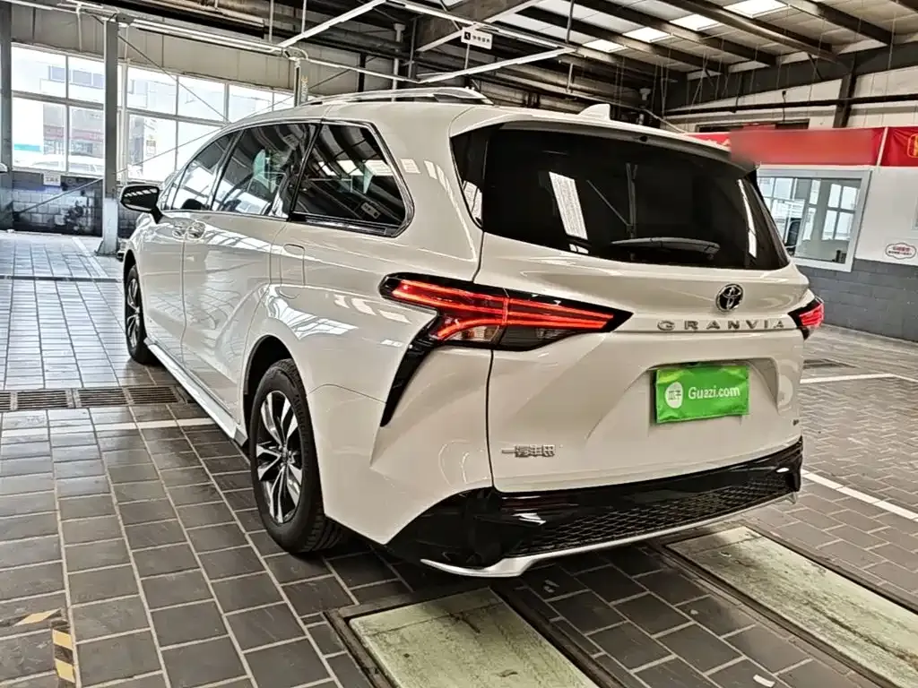 Toyota Granvia — фото 10