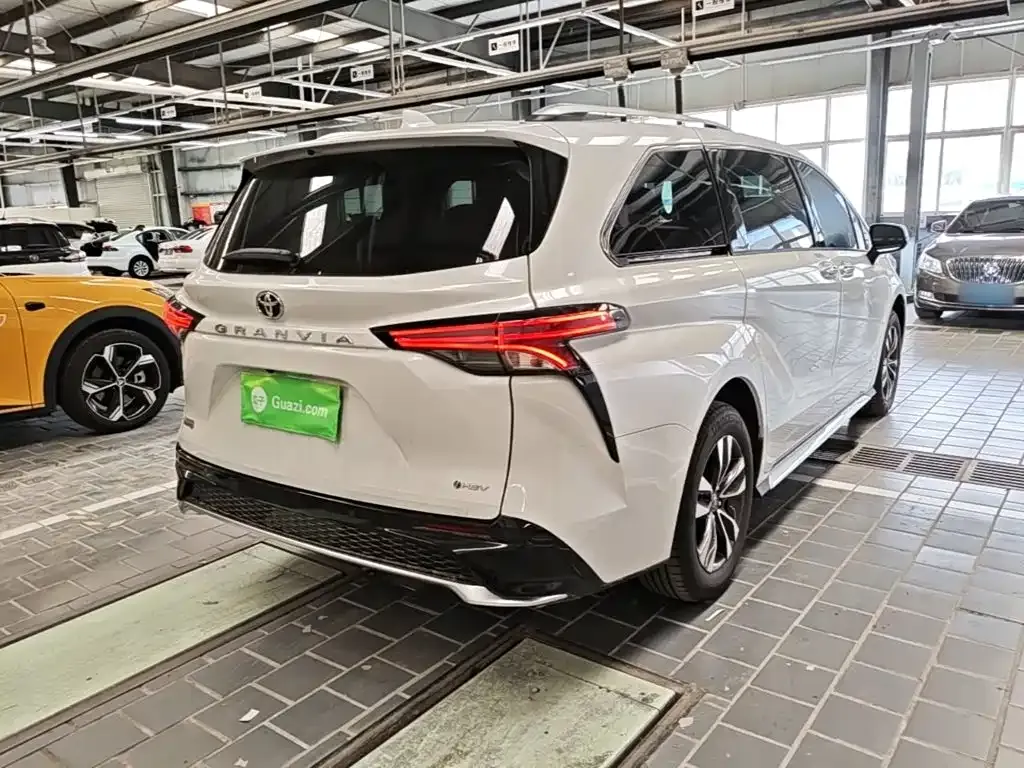 Toyota Granvia — фото 3