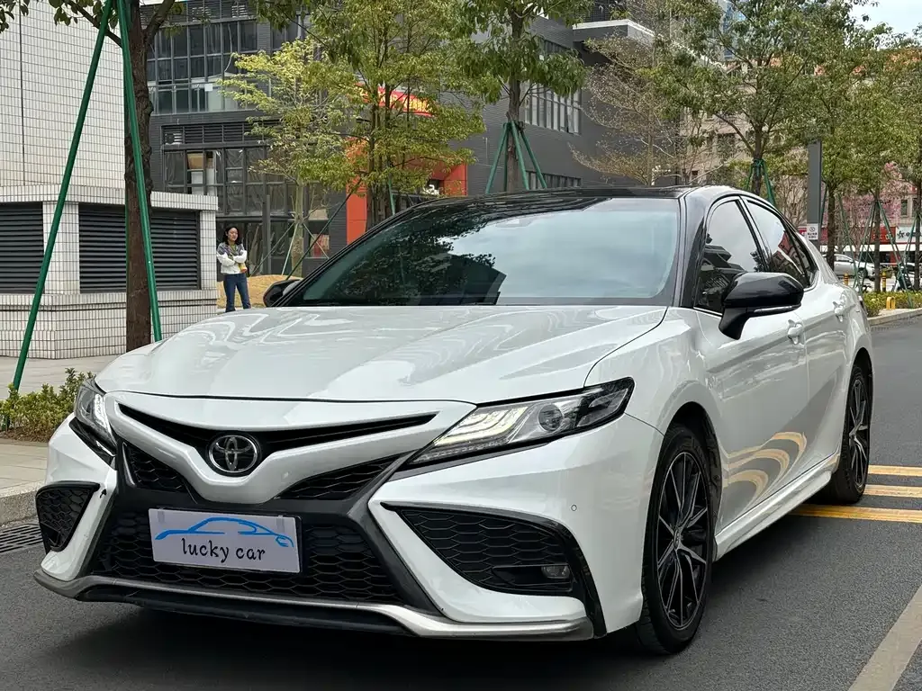 Toyota Camry — фото 1