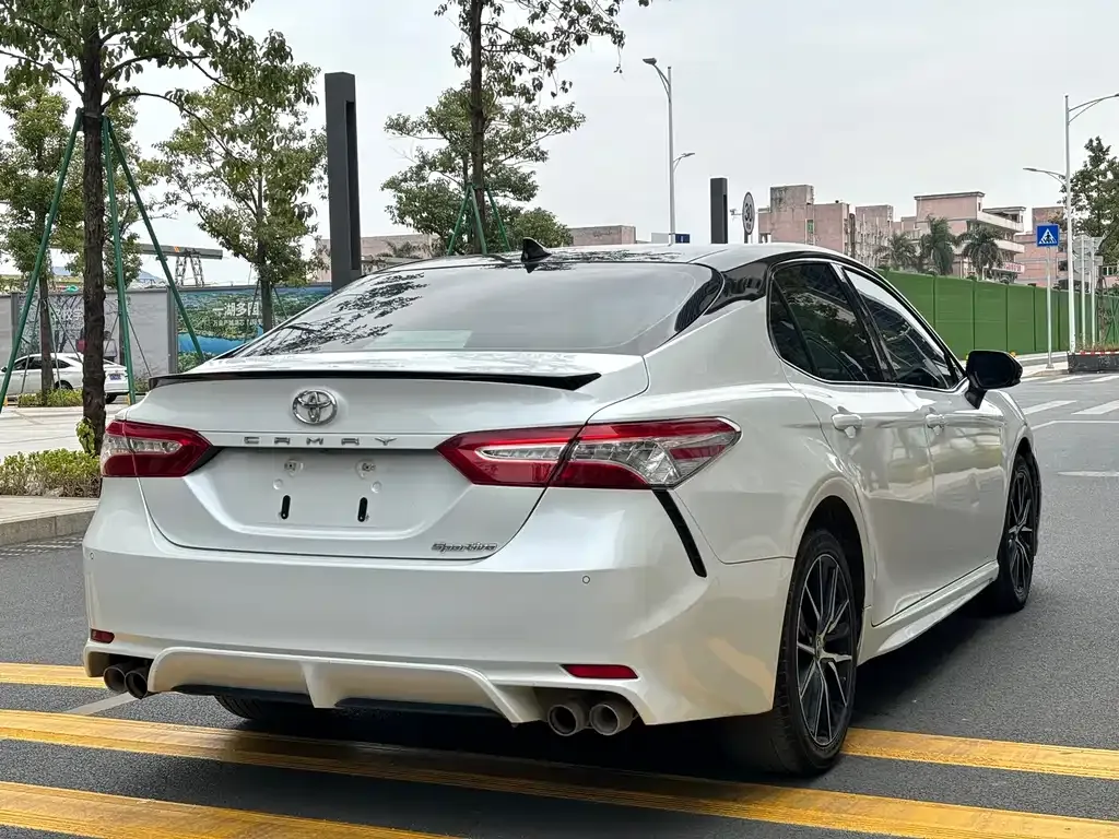 Toyota Camry — фото 10