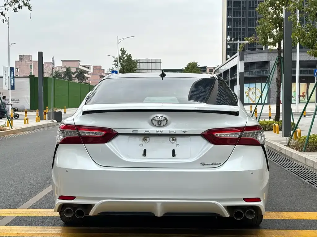 Toyota Camry — фото 6