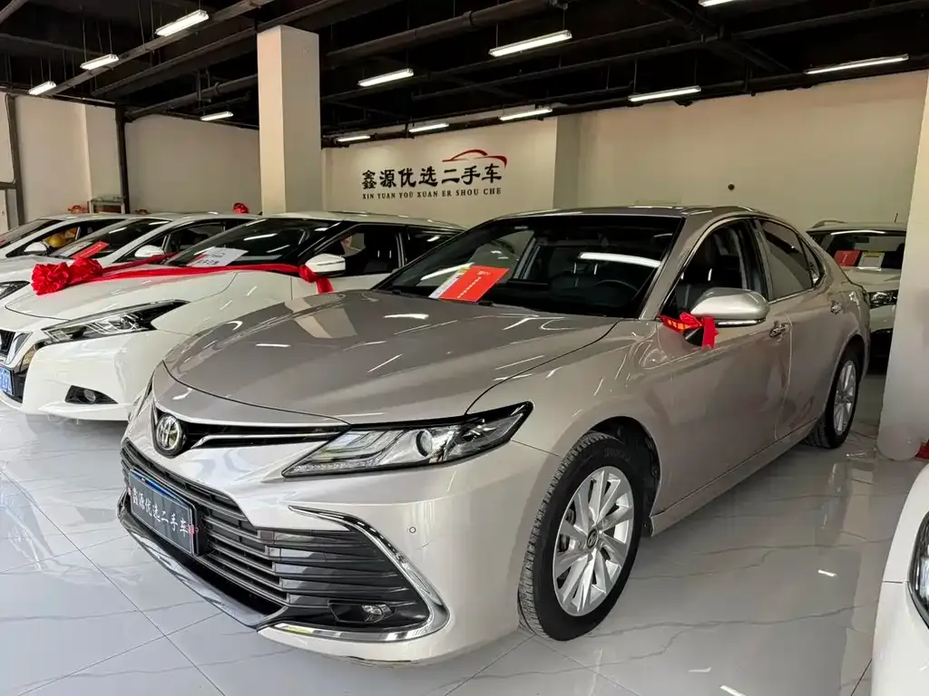 Toyota Camry — фото 1