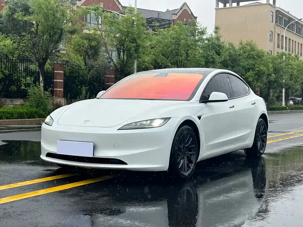 Tesla Model 3 — фото 1