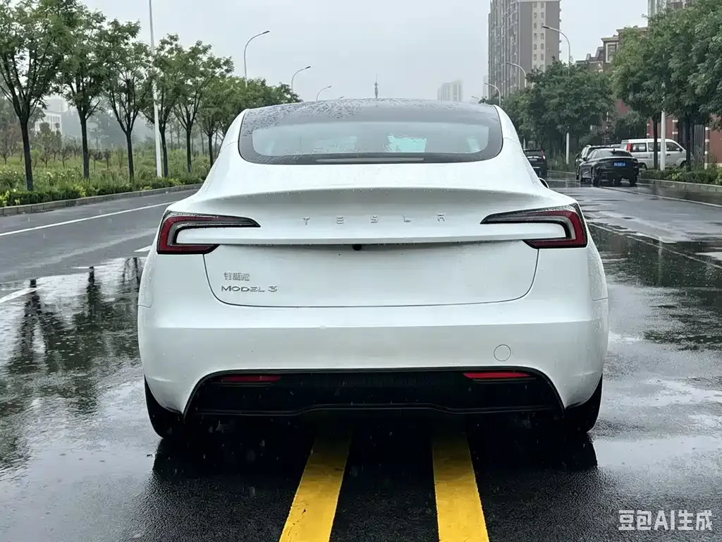 Tesla Model 3 — фото 3
