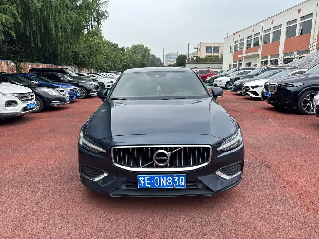 Volvo S60 — фото 1