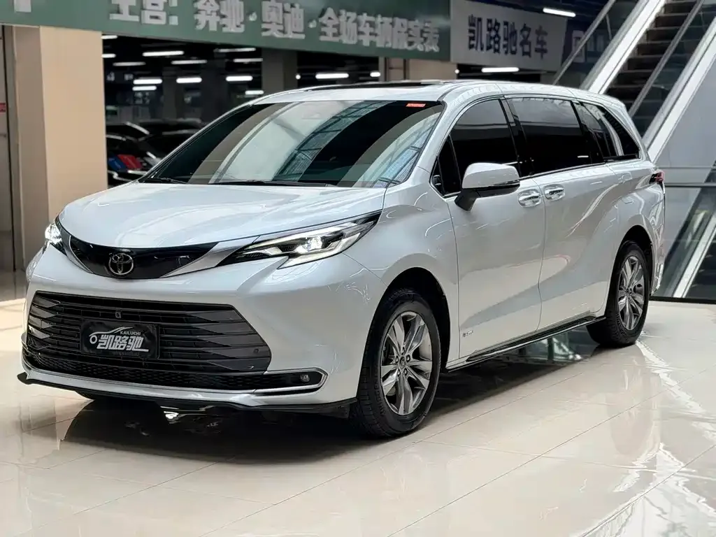 Toyota Sienna — фото 1