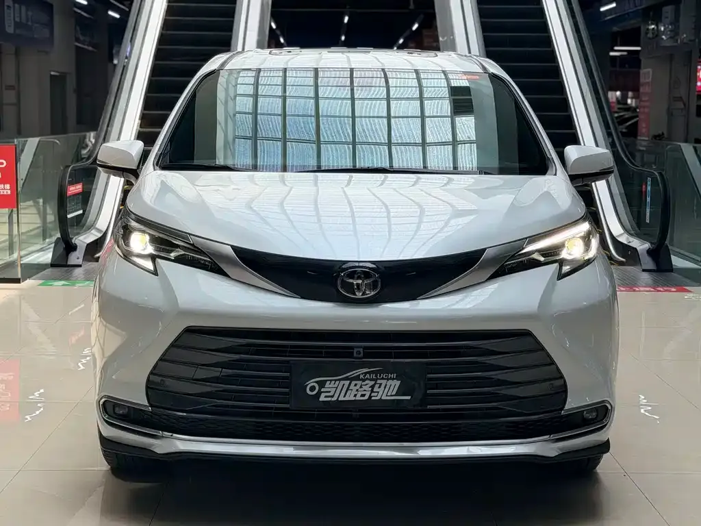 Toyota Sienna — фото 10