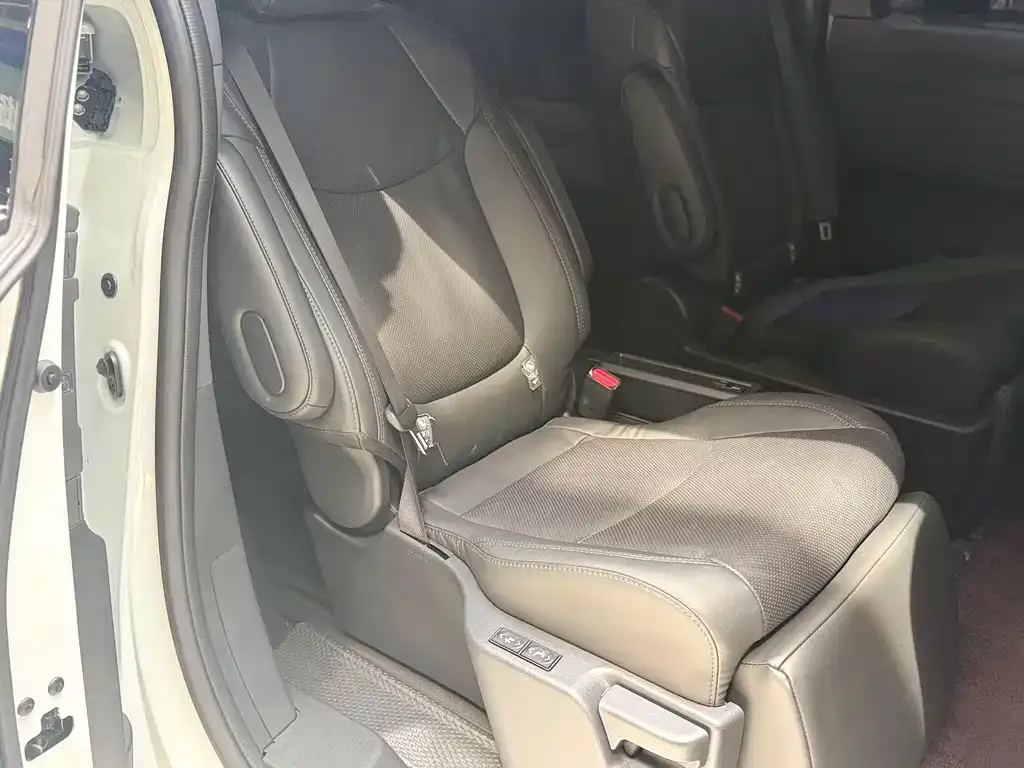 Toyota Sienna — фото 9