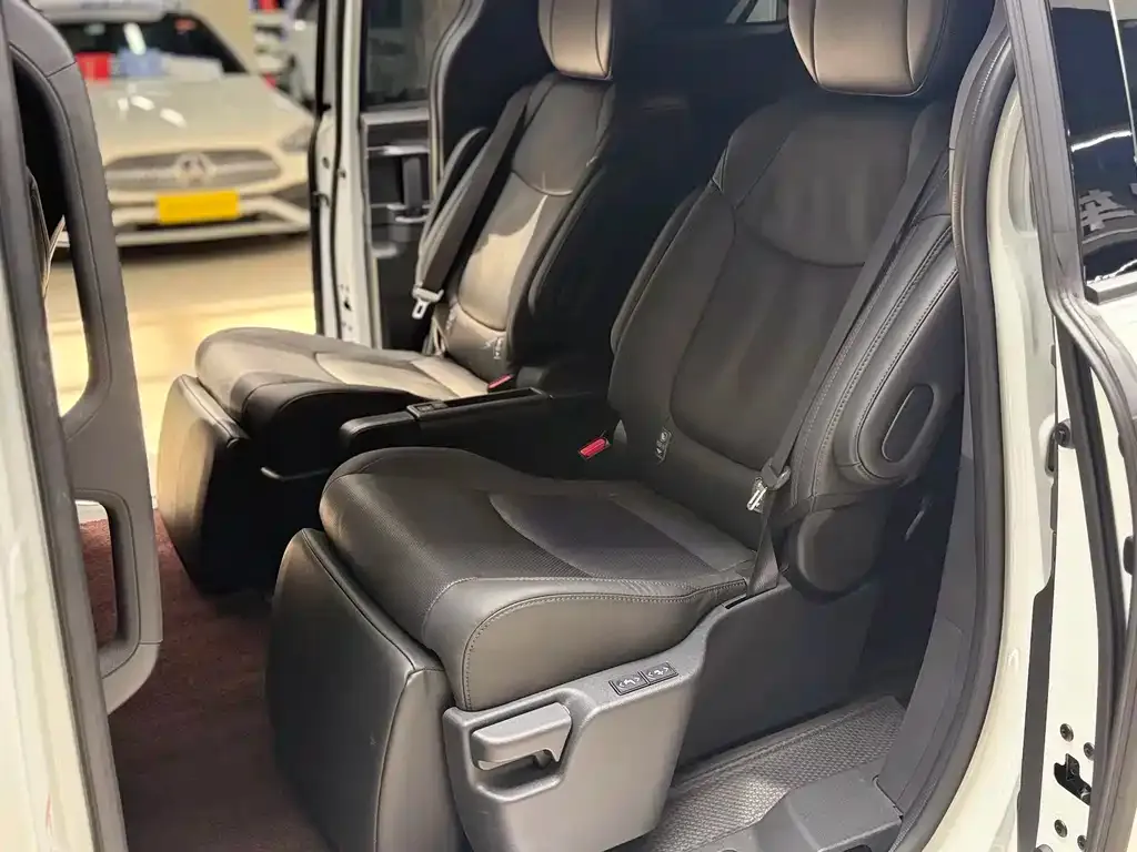 Toyota Sienna — фото 3