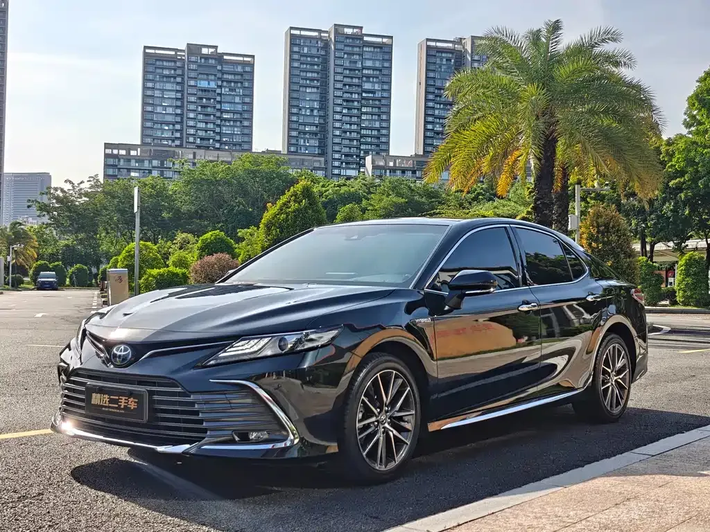 Toyota Camry — фото 1