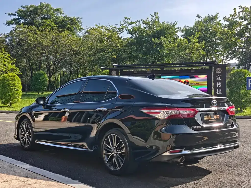 Toyota Camry — фото 10