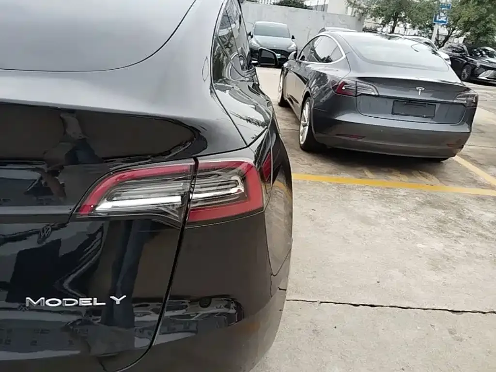 Tesla Model Y — фото 9