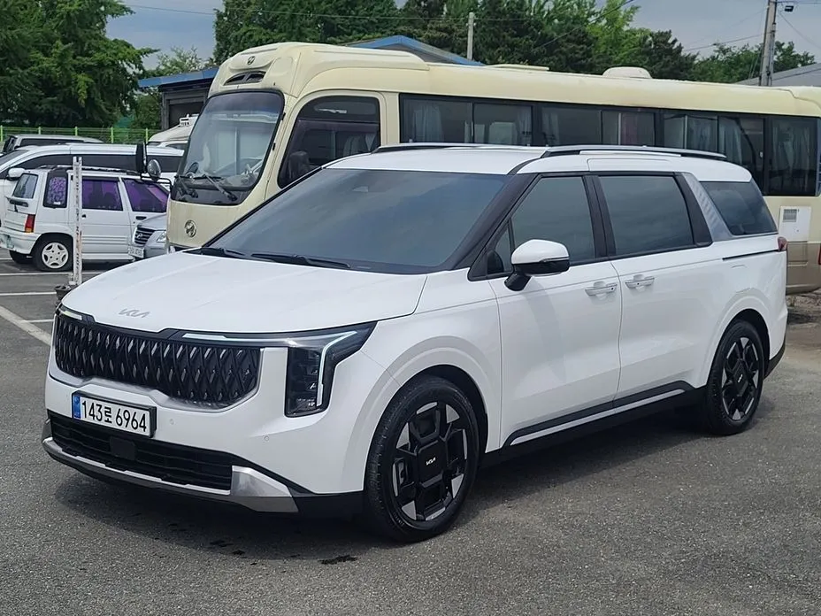 Kia Carnival 7-Seater Noblesse 1