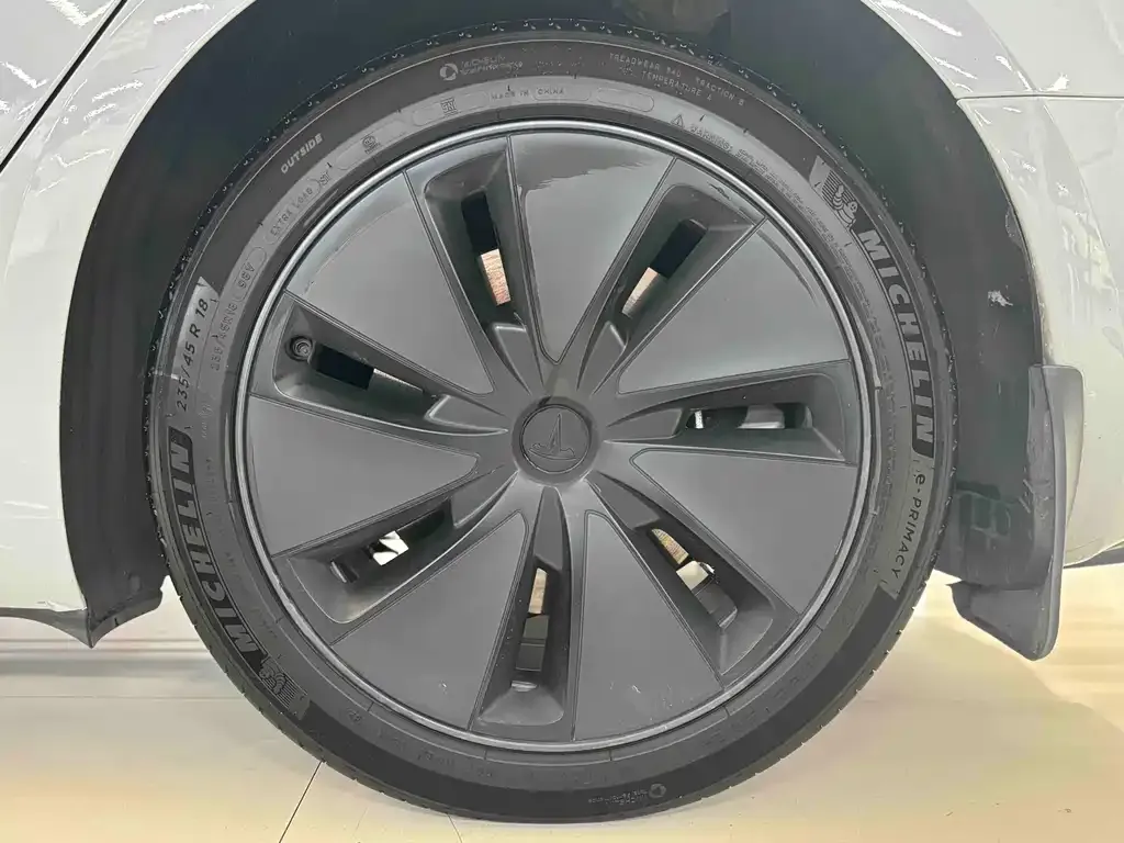 Tesla Model 3 — фото 3
