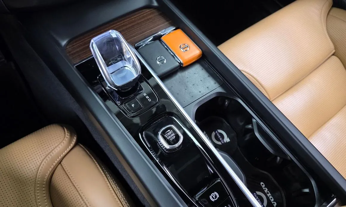 Volvo XC60 — фото 10