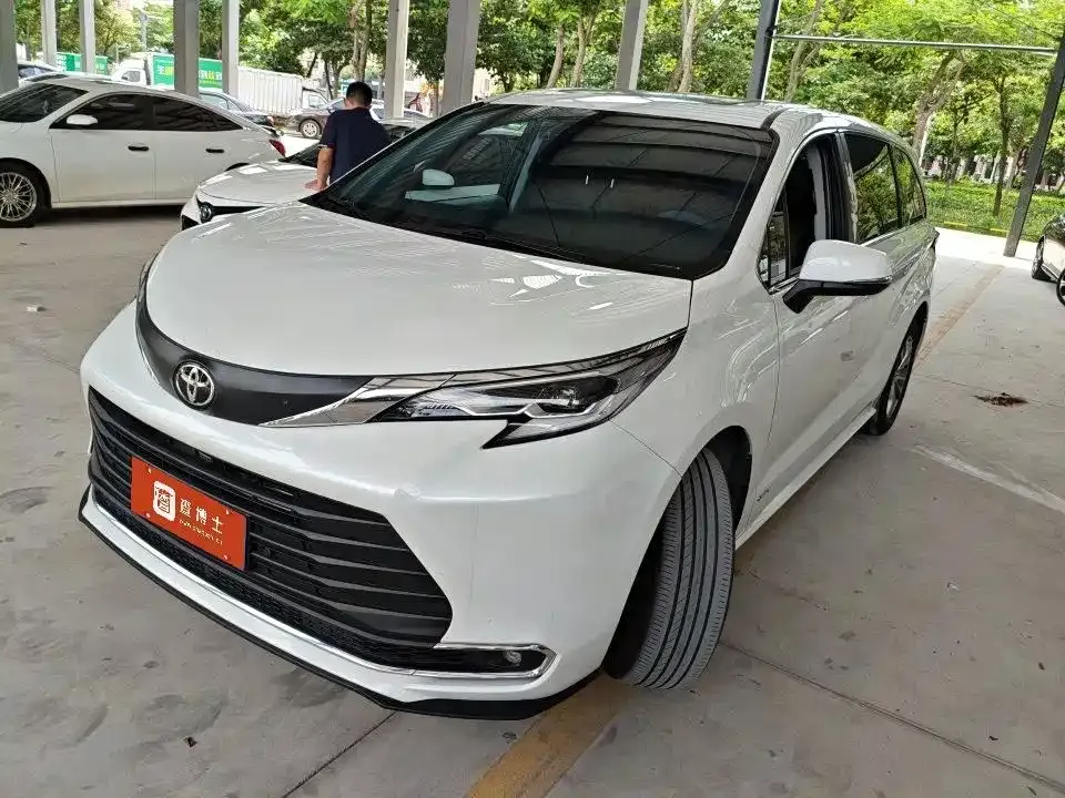 Toyota Sienna — фото 1