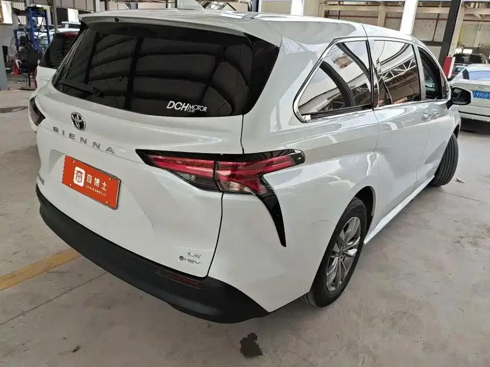 Toyota Sienna — фото 8