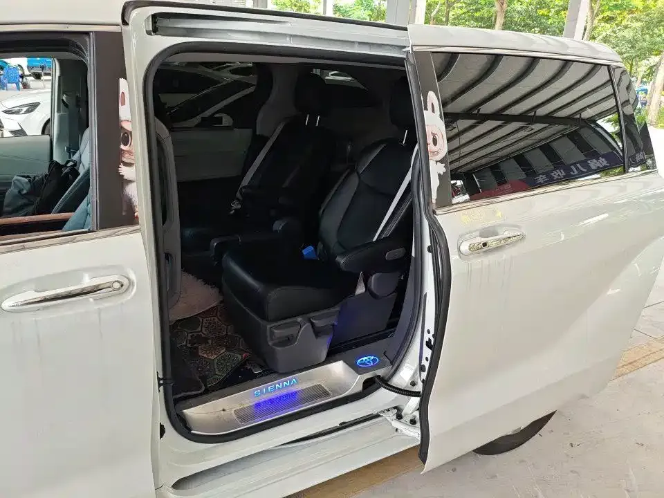 Toyota Sienna — фото 5
