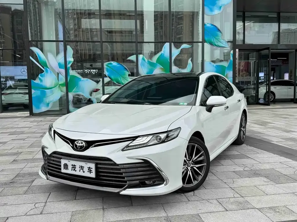 Toyota Camry — фото 1
